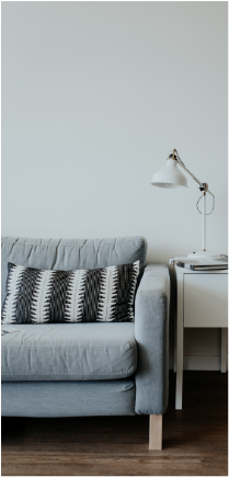 Sillon acompañado de una lampra de mesa-Aptado para tablet y celular