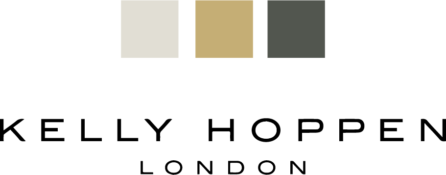 pantone junto al logotipo de kelly hoppen