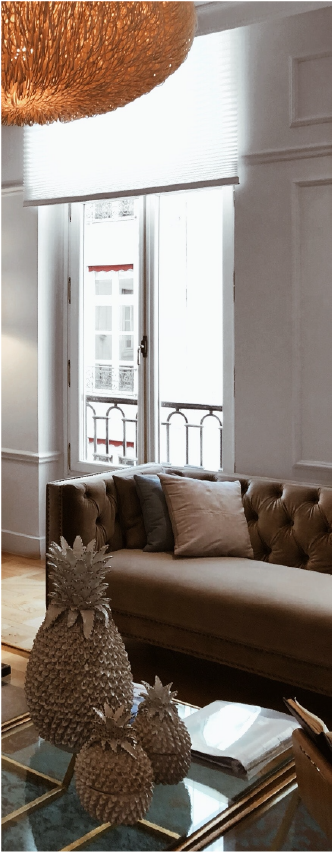 fotografía de una sala con centro de mesa con piñas doradas